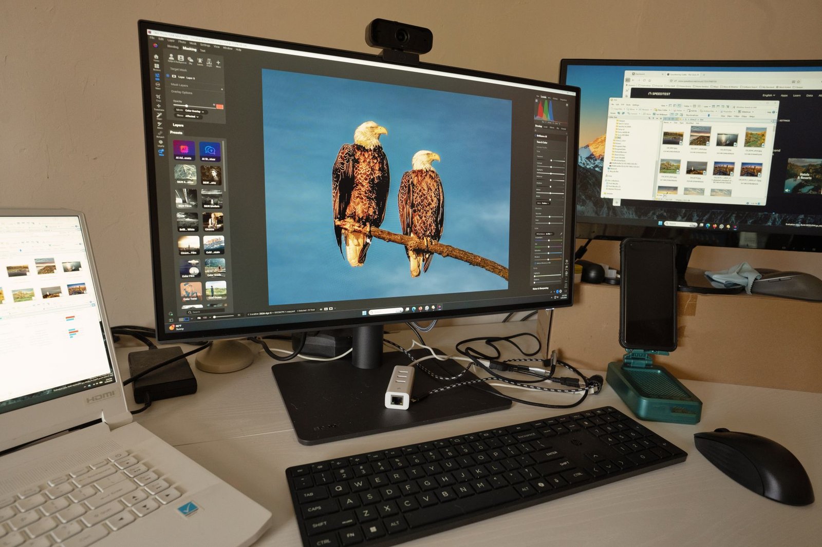 Operator workstation with multiple monitors