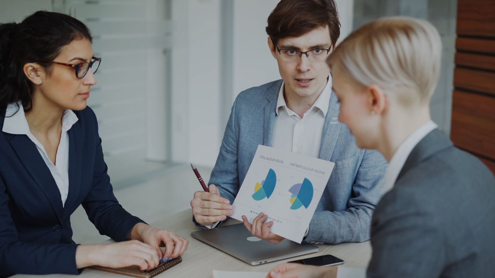 Менеджер фиксирует заявку в CRM